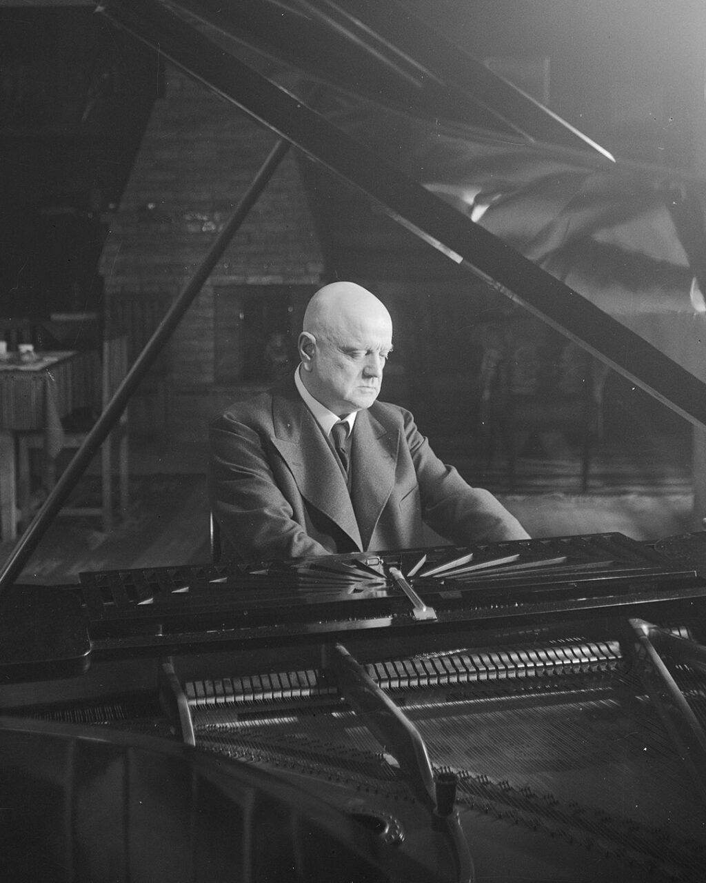 Jean Sibelius: Ο Μουσικός Πολεμιστής του Βορρά και η Αθάνατη Κληρονομιά του